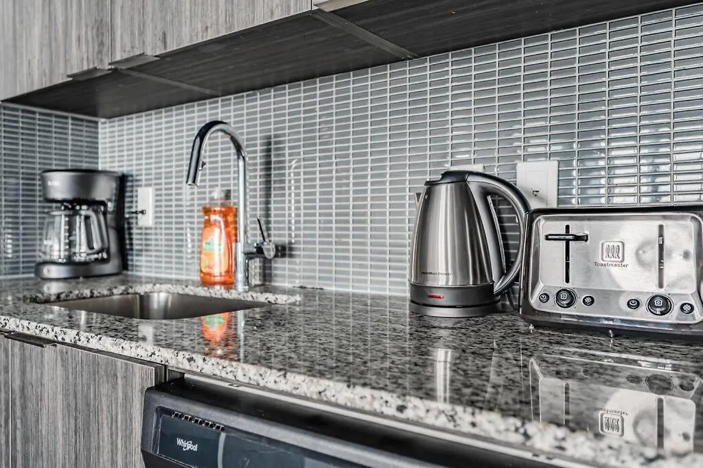 Spacious Condo By Lake Close To Toronto Pearson Airport, Free Parking! 0*,  カナダ